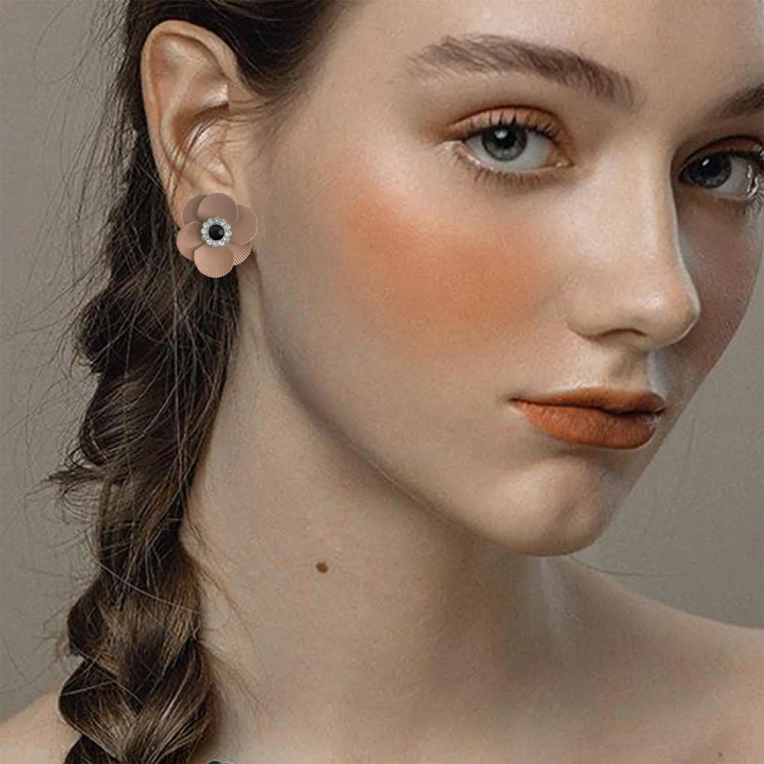 Bohemian Style Unique Three-Dimensional Rhinestone Stamen Stud Earrings Personalized Exquisite Carved Petal Flower Alloy Stud Earrings for Women Jewelry Gifts