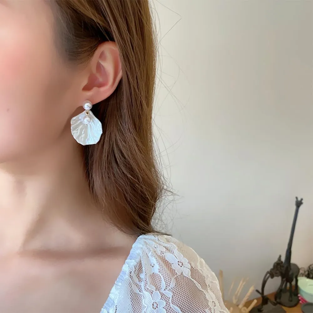 Charm Seashell Pearl White Flower Earrings for Women Trendy, Cute Layered Acrylic Sea Shell Drop Pearl Dangle Stud Earrings Jewelry Gifts Accessories