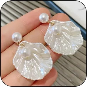 Charm Seashell Pearl White Flower Earrings for Women Trendy, Cute Layered Acrylic Sea Shell Drop Pearl Dangle Stud Earrings Jewelry Gifts Accessories