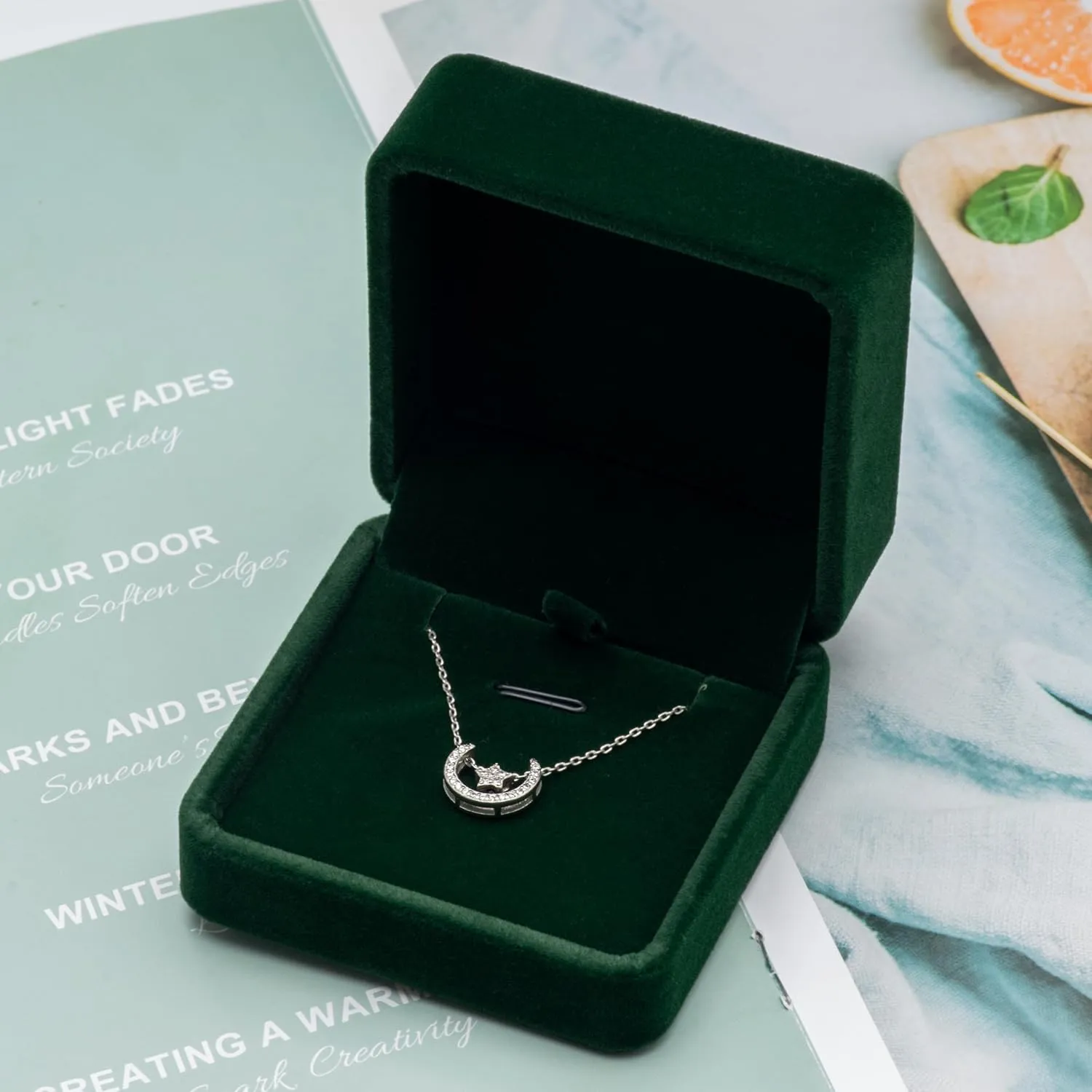 Classic Velvet Jewelry Gift Box Case for Necklace Pendant (Green)