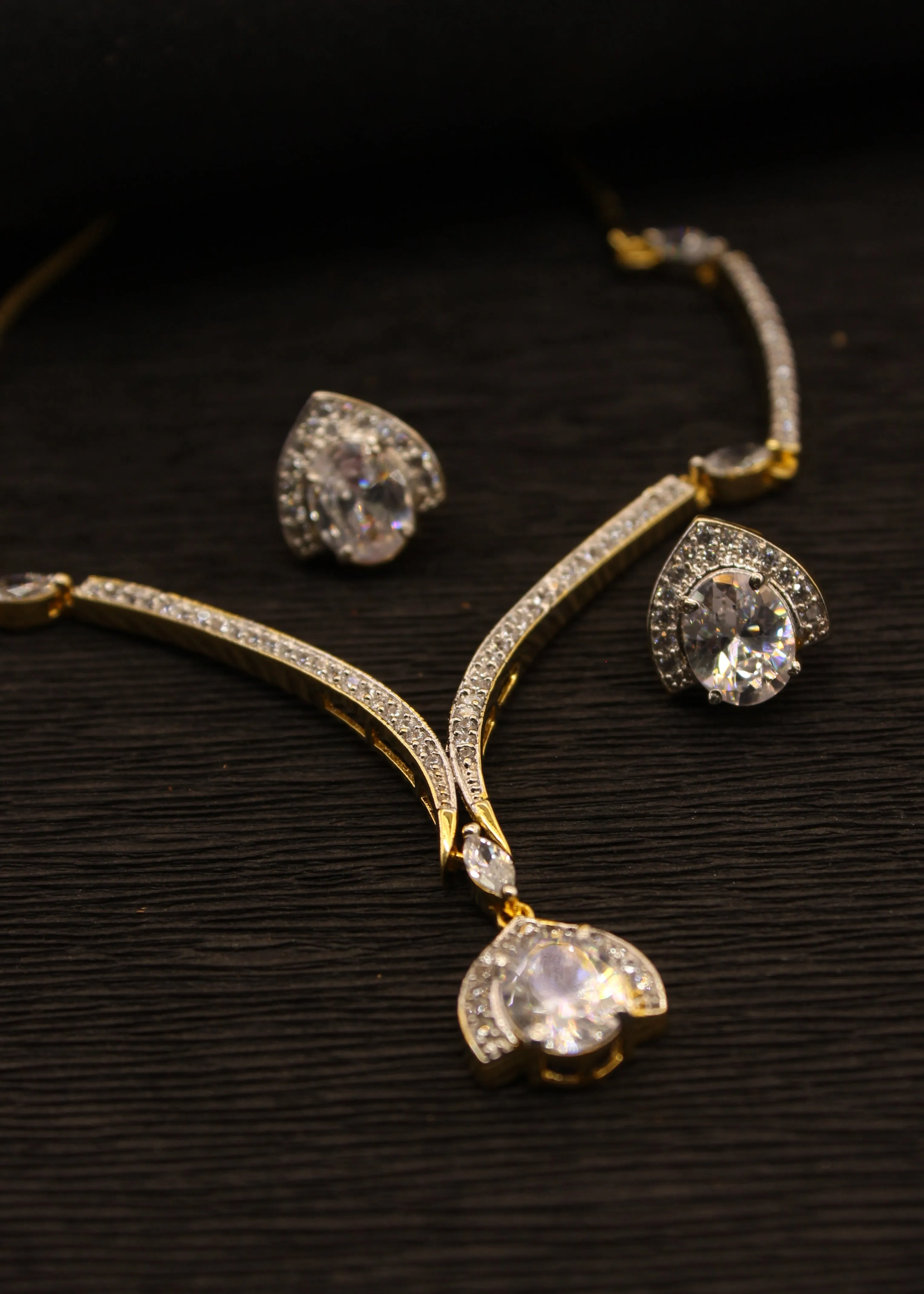 DECENCE DIA NECKLACE