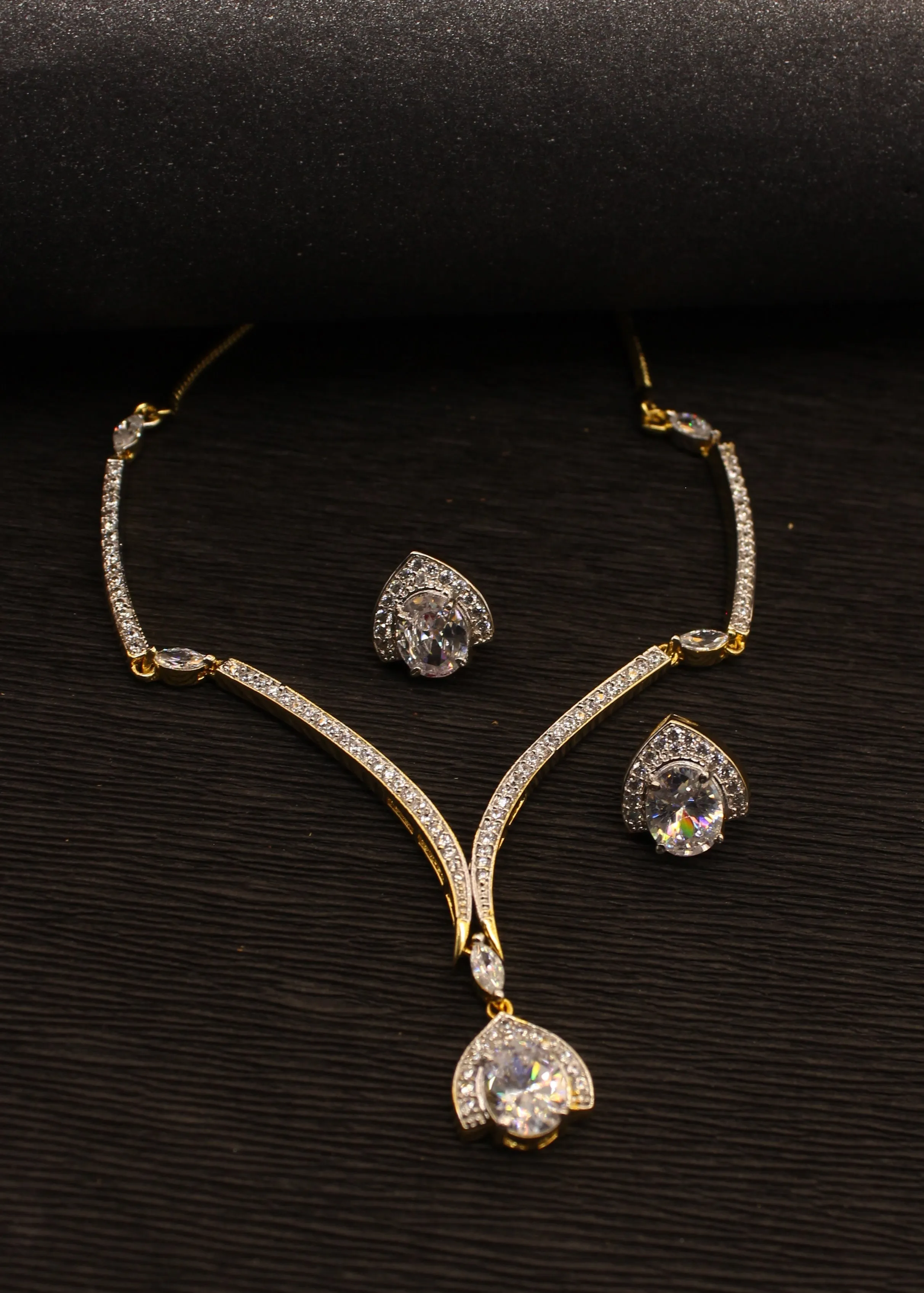DECENCE DIA NECKLACE