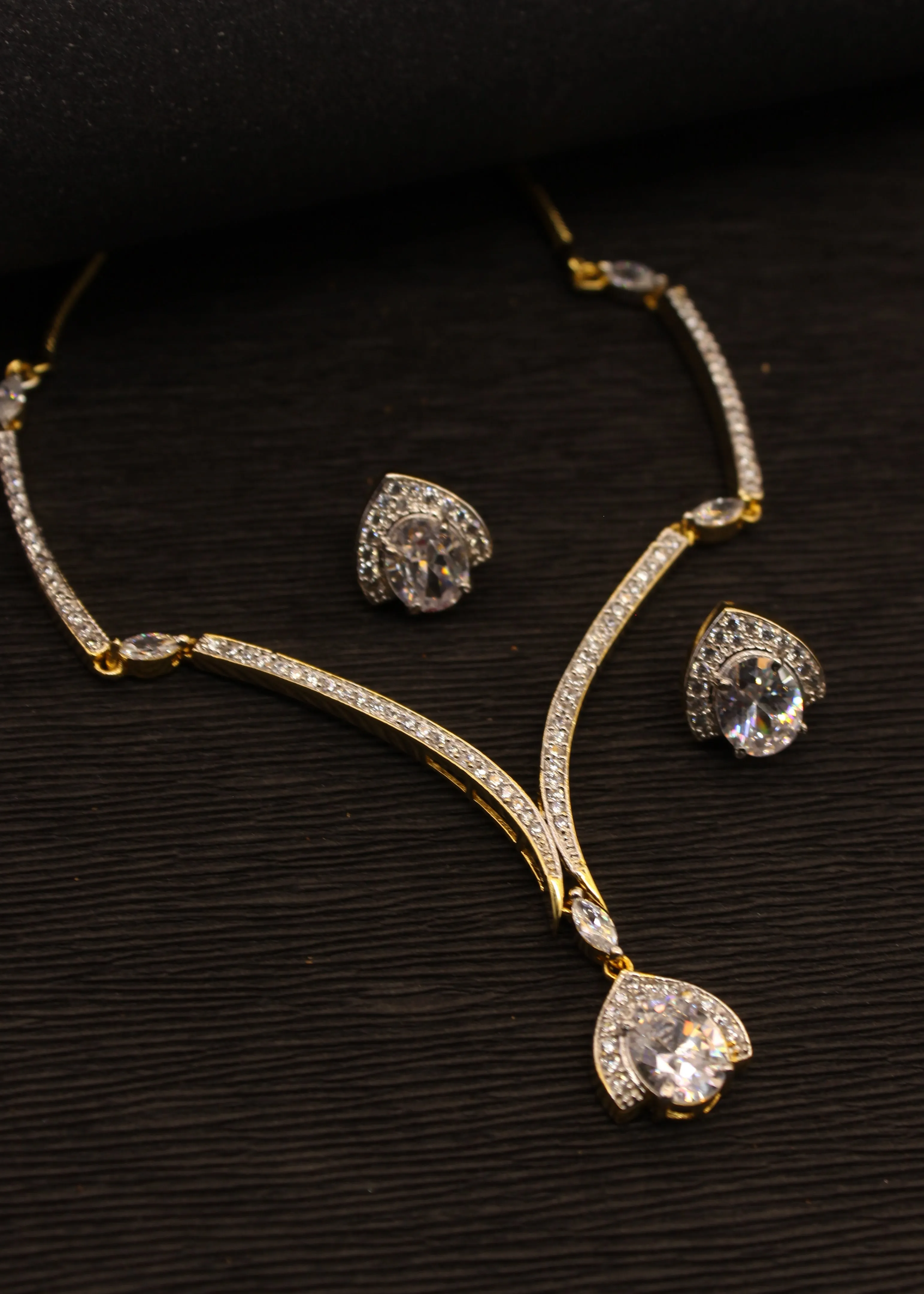 DECENCE DIA NECKLACE