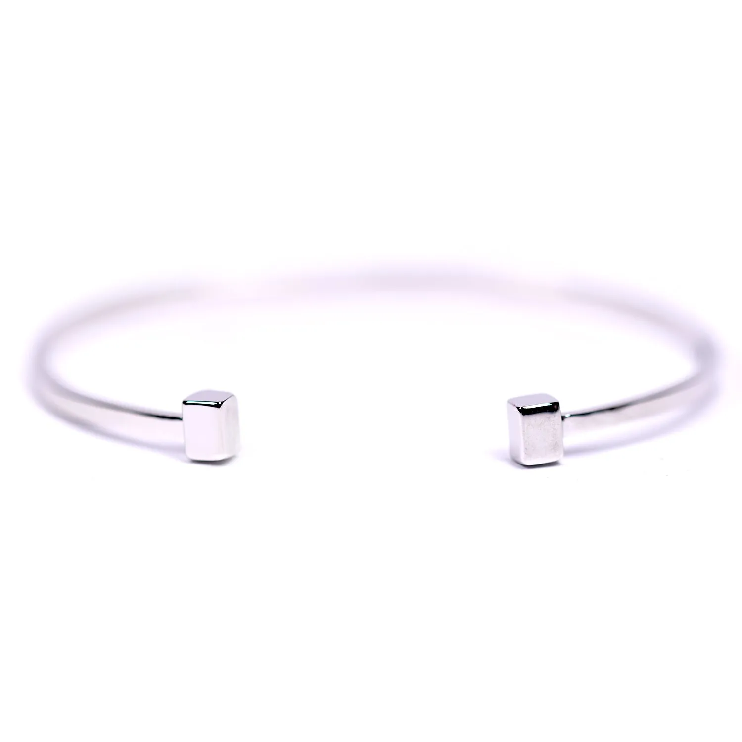 Delicate open bangle with square shape finish