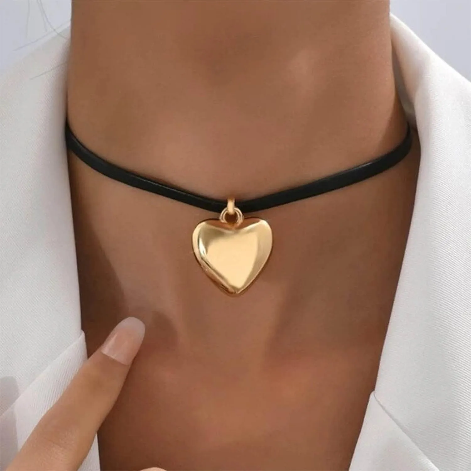 Gothic Heart Velvet Choker Necklace Chain Vintage Black Leather Choker Necklace Punk Gold Fluffy Love Heart Pendant Necklace Choker Classic Black Collar Necklaces Jewellery for Women Girls