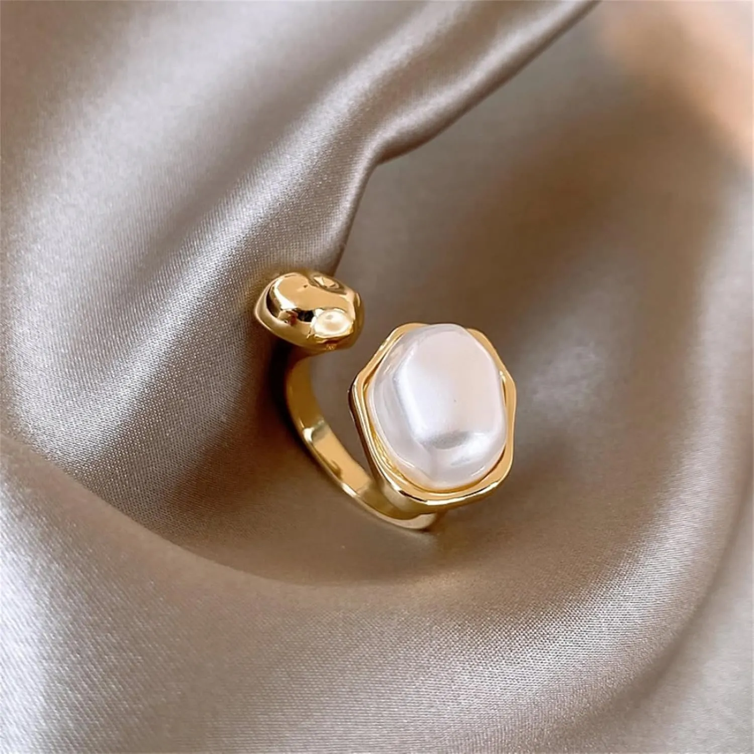 Irregular Baroque Pearl Ring for Women,Vintage White Big Faux Pearl Finger Ring Charm Cute Adjustable Open Round Pearls Rings Trendy Personality Prom Wedding Jewelry