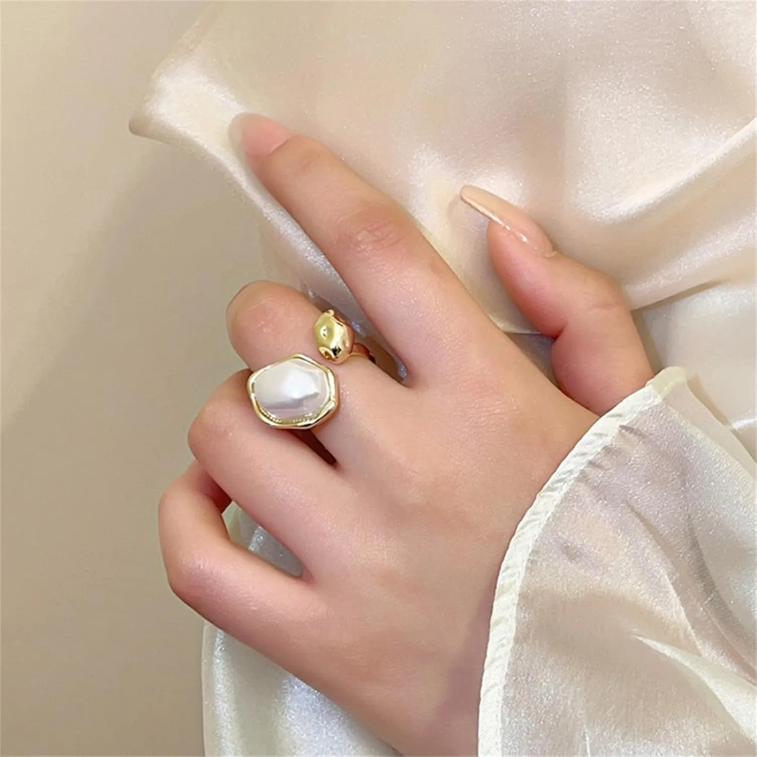 Irregular Baroque Pearl Ring for Women,Vintage White Big Faux Pearl Finger Ring Charm Cute Adjustable Open Round Pearls Rings Trendy Personality Prom Wedding Jewelry