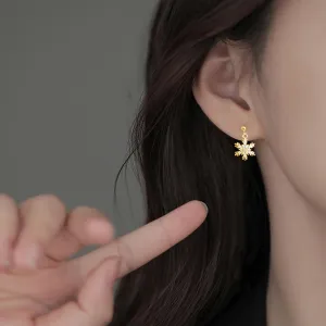 SLUYNZ Solid 925 Sterling Silver Sparkling CZ Snowflake Studs Earrings for Women Teens Snowflake Earrings Studs