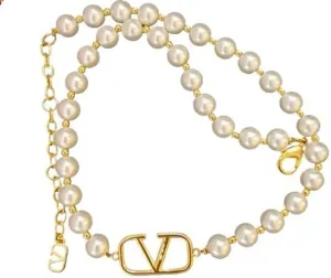 Women's pearl necklace, V letter necklace, letter pearl necklace, geometric necklace, simple letter V pearl necklace, temperament and versatile necklace, exquisite clavicle chain for women, suitable f